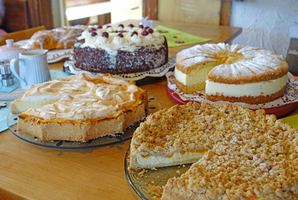 Selbstgebackene Kuchen beim Thanner im Allgäu